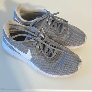 Nike Tanjun Women’s Sneakers